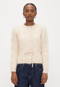 Ελαφρώς μπεζ πλεκτή ζακέτα με στρογγυλεμένο λαιμόκοψη, κουμπιά μπροστά, ριμπ μανσέτες και κορδόνι στη μέση. Μαλακό, υφασμένο υλικό.