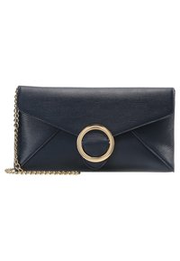 Granatowa kopertówka z imitacji skóry z kopertowym fasonem, ozdobiona złotym okrągłym elementem i łańcuszkiem. Teksturowana powierzchnia i minimalistyczny styl.