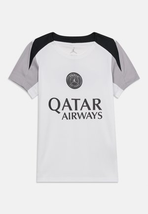 Tricou sport alb cu mâneci negre și gri, logo-ul Paris Saint-Germain pe piept și textul sponsorului "Qatar Airways" în negru.