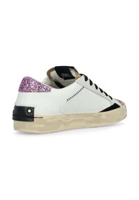 Sneaker bianco con tacco testurizzato in rosa glitterato, dettagli neri e suola beige. Presenta lacci neri e cuciture a contrasto.