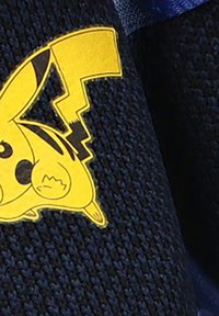 Gráfico de Pikachu amarillo en una tela texturizada azul oscuro, con un diseño de rayo al lado del personaje y detalles de costuras visibles.