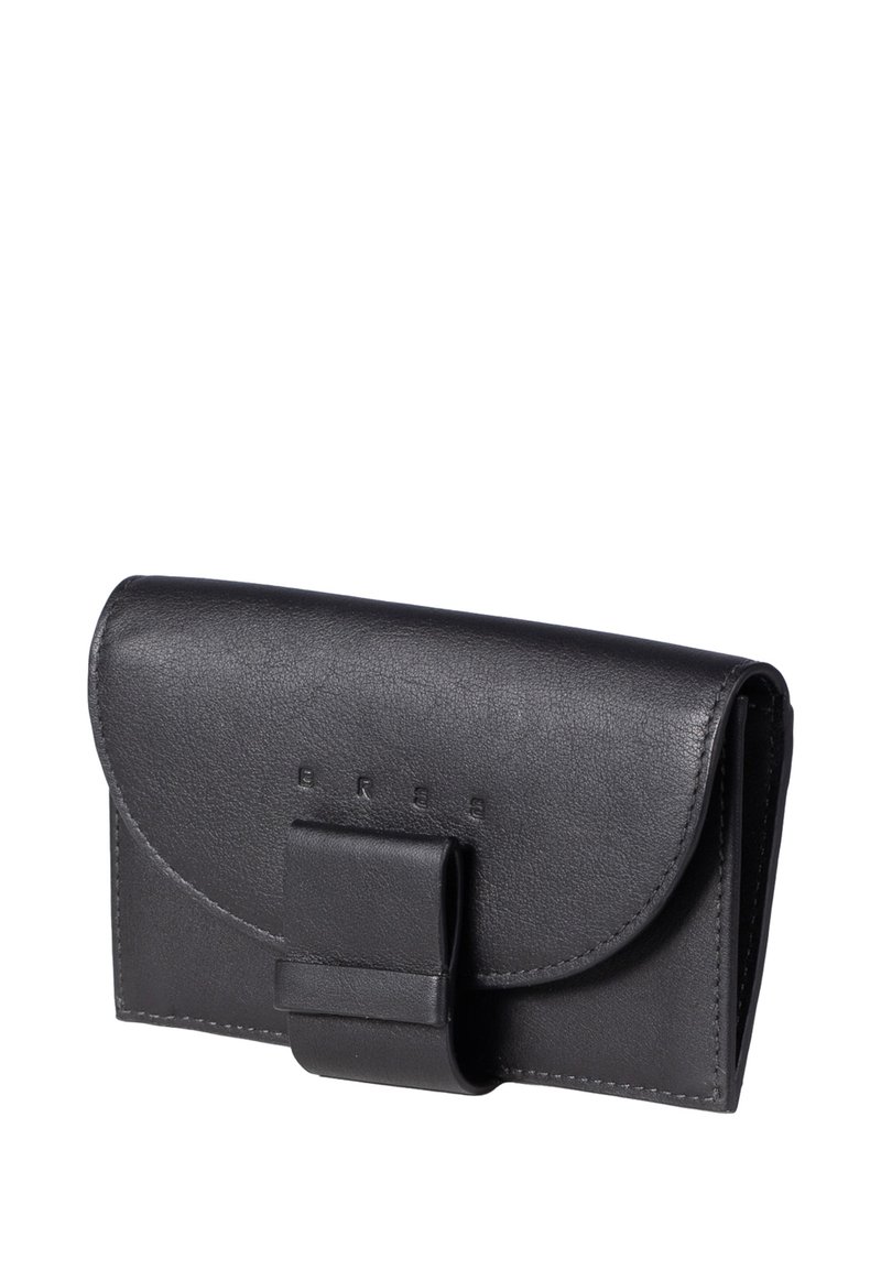 Cartera negra de cuero con cierre de solapa y correa rectangular. Presenta el nombre de la marca en relieve en el frente y una textura suave con bordes redondeados.