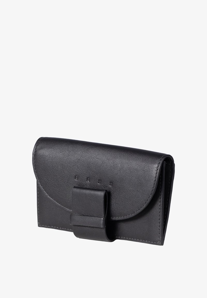 Cartera negra de cuero con cierre de solapa y correa rectangular. Presenta el nombre de la marca en relieve en el frente y una textura suave con bordes redondeados.