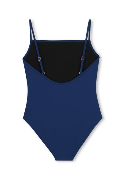 Bañador azul marino con tirantes finos ajustables, interior negro y un diseño elegante y aerodinámico de una sola pieza. Textura de tejido suave.