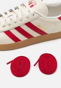 adidas Originals GAZELLE UNISEX - Trainers - off white/team power red 2