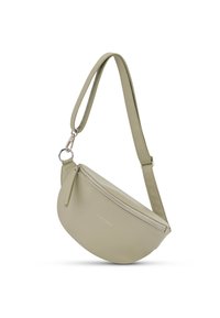 Borsa a tracolla a mezza luna di piccole dimensioni di un verde chiaro con cerniera argentata e tracolla regolabile, design minimalista, logo "EXPATRIE" sul davanti.