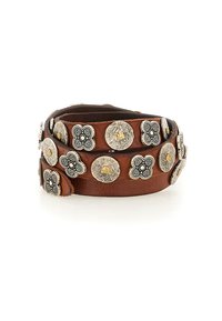 Bracciale in pelle marrone con accenti in metallo argentato a forma circolare, caratterizzato da intricati motivi floreali e una finitura texturizzata.