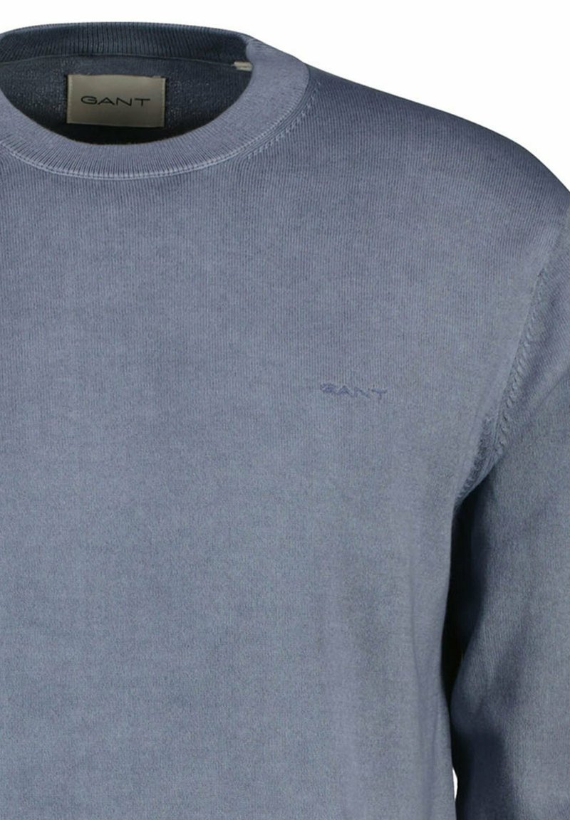 Lichtblauwe trui met ronde hals en een subtiel geborduurd GANT-logo op de linkerborst, met merketiket aan de binnenkant van de kraag.