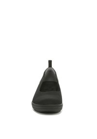 Zwarte instapschoen met een gestructureerde gebreide bovenkant, ronde neus, elastische opening en een lage zwarte rubberen zool. Eenvoudig ontwerp, zonder versieringen.