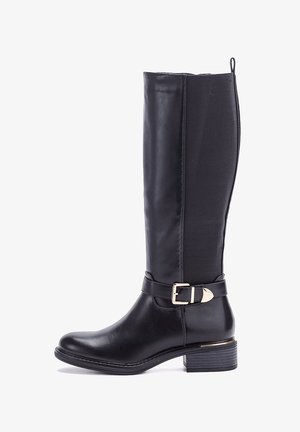 Botte noire montante en cuir lisse, avec un panneau latéral et un accent en boucle dorée sur la bride de la cheville. Design à talon large.