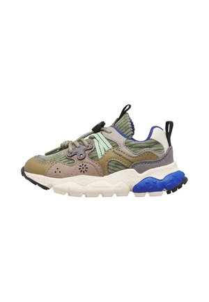Niski sneakers z zielonymi, beżowymi, szarymi i niebieskimi akcentami, teksturowaną tkaniną i grubą białą podeszwą z czarnym i niebieskim bieżnikiem.