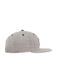 Szürke szövet baseballsapka lapos szélekkel, fekete szellőzőlyukakkal és oldalsó logóval. Sima textúra, kerek forma.