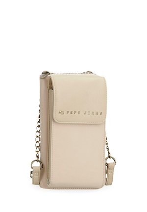 Pequeño bolso bandolera beige con cierre de solapa, correa de cadena dorada y logotipo "Pepe Jeans" en el frente.