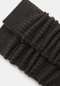 Crni rebrasti pleteni materijal s teksturiranim uzorkom, s podignutim dijelovima i nabranim detaljima. Mekan i rastezljiv materijal prikladan za zimske kombinacije.