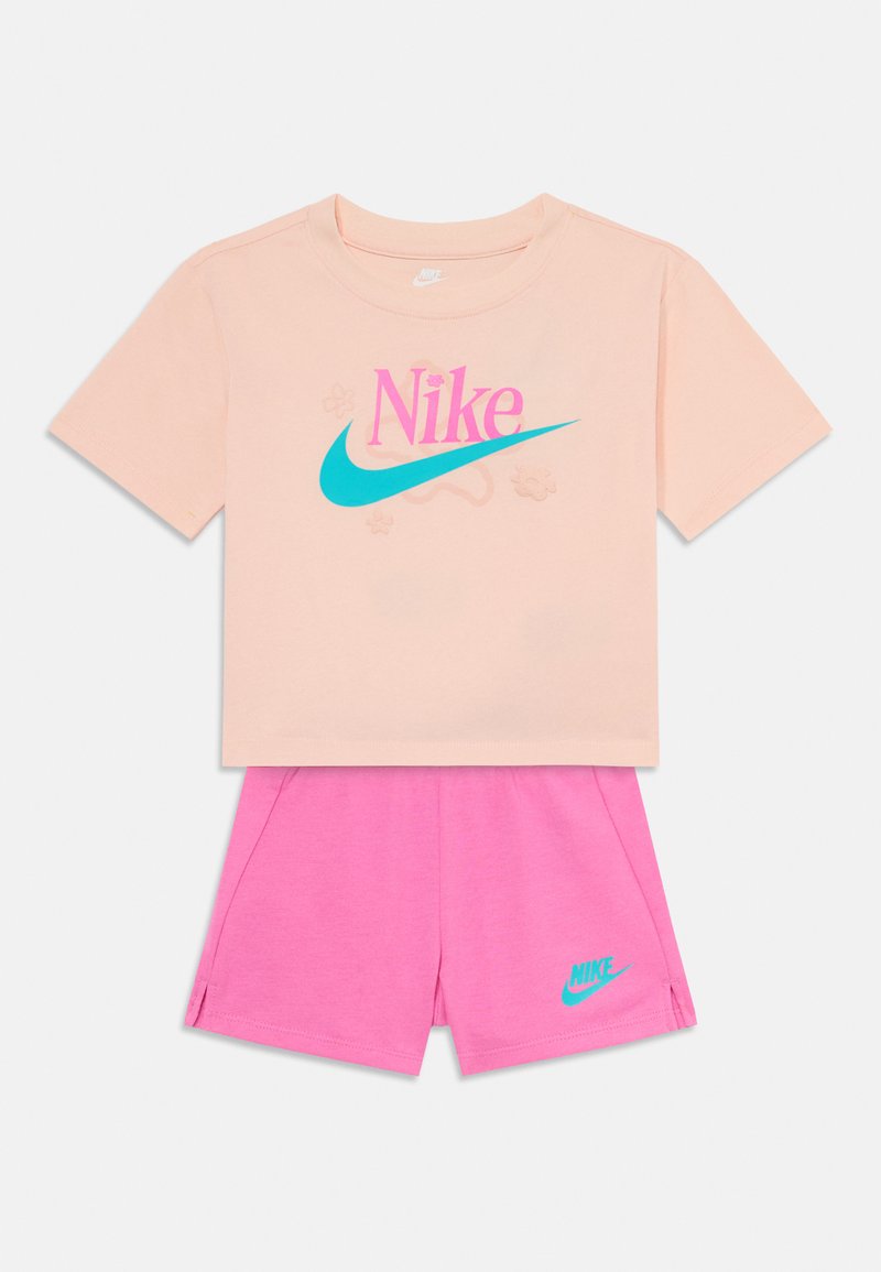 Nike Sportswear - WILD FLOWER SET - Shorts - playful pink, Vergrößern