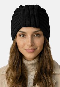 Sort strikket hue med tekstureret ribbet design og samlet top. Fremstillet af tykt garn, der giver et blødt og hyggeligt udseende.