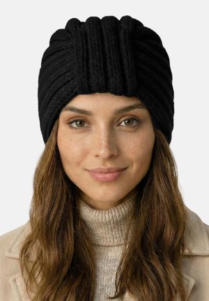 Sort strikket hue med tekstureret ribbet design og samlet top. Fremstillet af tykt garn, der giver et blødt og hyggeligt udseende.