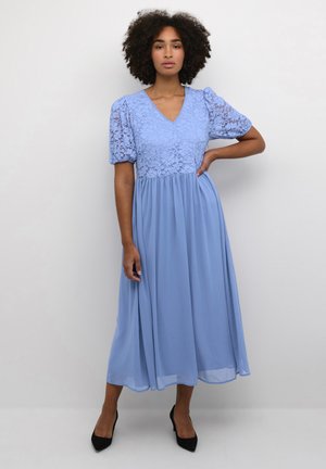 Lichtblauwe midi-jurk met een kant bodice, poffende korte mouwen en een vloeiende rok. Soepele textuur met een subtiele glans, voorzien van een V-hals.