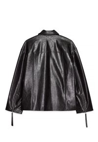 Giacca in finta pelle nera con colletto, dettaglio sulla spalla posteriore e polsini con zip. Texture liscia, vestibilità ampia e senza cuciture visibili.