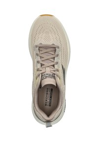 Scarpa sportiva di un beige chiaro con tomaia in rete, punta arrotondata e design con lacci. Presenta una soletta imbottita e una suola in gomma testurizzata.