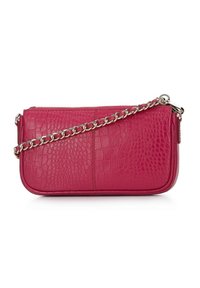 Clutch bag in pelle embossée coccodrillo rosa con una tracolla in catena argentata, chiusura con zip e superficie liscia. Forma rettangolare con finitura lucida.