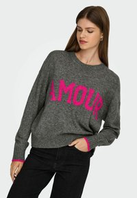 Suéter gris de punto con grandes letras rosas "AMOUR", con puños y dobladillo acanalados. Textura suave y corte relajado con un escote redondo.