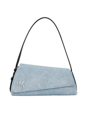 Világoskék farmer válltáska fekete állítható pánttal és ezüst "K" logóval az elején lévő fülön.