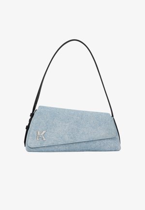 Geantă de umăr din denim albastru deschis, cu o curea neagră reglabilă și un logo "K" argintiu pe clapeta din față.