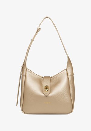 Sac à épaule en cuir texturé doré clair avec bandoulière réglable, fermeture à rabat frontale et petit logo métallique près de la base.