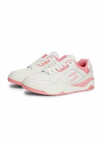 Sneaker bianche con dettagli rosa, dotate di un collarino imbottito, punta perforata e suola in gomma con finitura testurizzata.