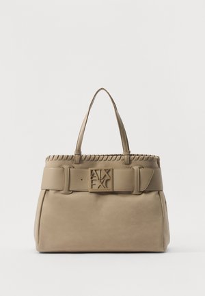 Beżowa skórzana torebka z podwójnymi uchwytami, szerokim paskiem wokół górnej części oraz kwadratową klamrą z wytłoczonym logo "A|X EXC Armani Exchange".