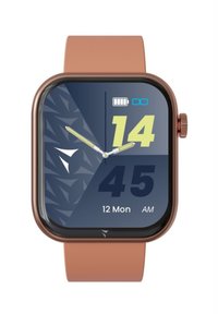 Smartwatch mit einem quadratischen, bronzefarbenen Gehäuse, einem dunkel gemusterten Display und digitaler Anzeige der Uhrzeit. Zu den Funktionen gehören ein Batteriestatusanzeiger und ein weicher, pfirsichfarbener Armband.