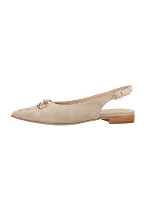 Zapato beige de ante con talón abierto y puntera afilada, que presenta un accesorio metálico circular dorado en el empeine y un tacón bajo de madera.