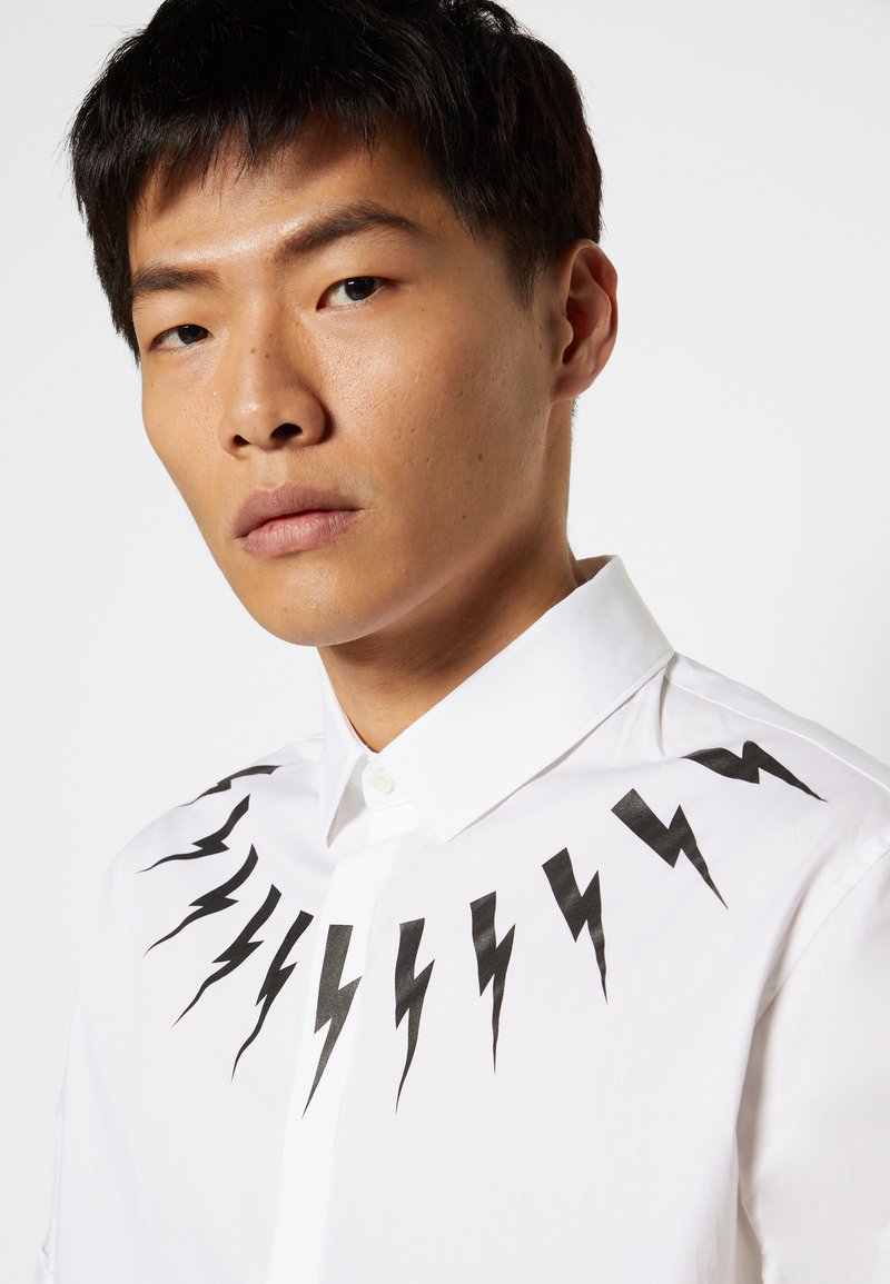 Herren Bekleidung | Neil Barrett BOLT NECK SHORT SLEEVE SHIRT UNISEX Hemdbluse white/black/weiß - EW48955 Herren Bekleidung | Neil Barrett BOLT NECK SHORT SLEEVE SHIRT UNISEX Hemdbluse white/black/weiß - EW48955