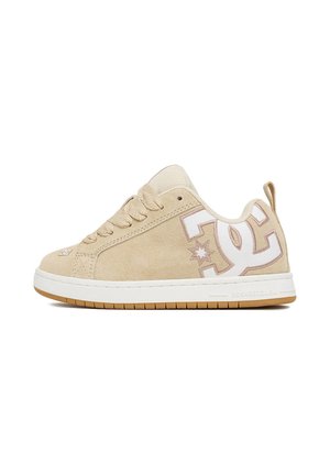Beżowy niski sneaker z białą i jasnobrązową gumową podeszwą, sznurowadłami, siateczkowym językiem oraz dużym logo DC na bocznej panelu.