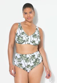 Bikini set met een palmbomenpatroon. De top heeft een V-halsontwerp met brede bandjes, terwijl de hoog-getailleerde onderkant volledige bedekking biedt.