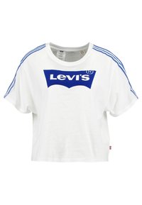 Camiseta blanca corta con el logo de Levi's en azul, con acentos a rayas azules en los hombros y un corte suelto y relajado.
