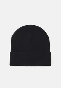 Czarna dziana czapka beanie z podwiniętym brzegiem, gładką teksturą i bezszwowym wierzchem. Idealna na casualowy strój w chłodne dni.