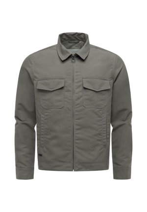 Herregrå lynlåstrøje med krave, to brystlommer med klap og to sidelommer, vist på en hvid baggrund.