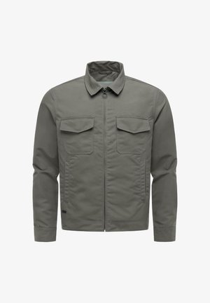 Veste grise pour homme à fermeture éclair avec col, deux poches poitrine à rabat et deux poches latérales, présentée sur un fond blanc.