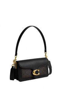 Sac à épaule en cuir noir avec poche avant en tissu marron, fermoir doré en forme de lettre C et bandoulière noire amovible avec ferrures dorées.
