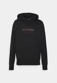 Sudadera negra con bolsillo frontal, que presenta el logo "HILFIGER" en rojo y blanco. Está hecha de una tela suave; tiene mangas largas con puños de canalé.