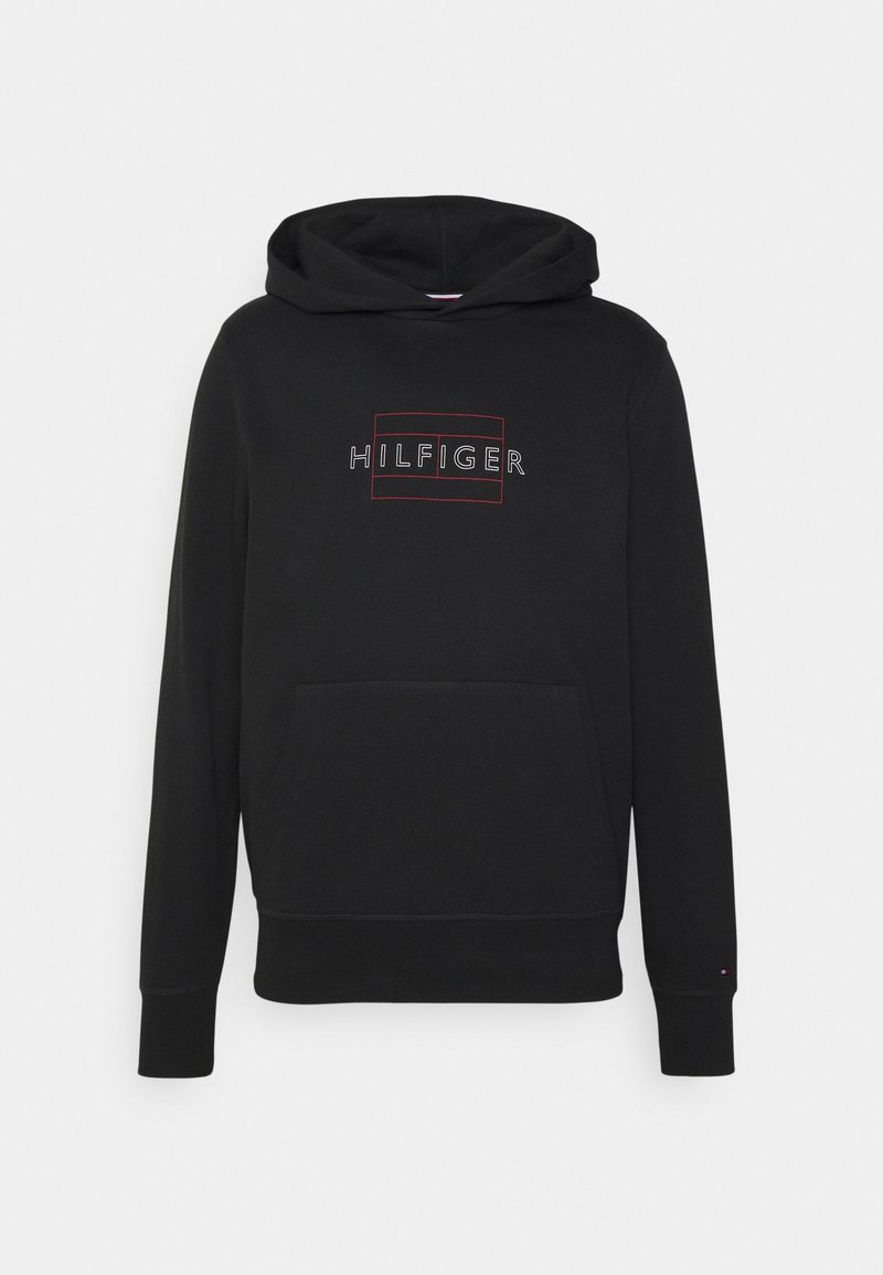 Sudadera negra con bolsillo frontal, que presenta el logo "HILFIGER" en rojo y blanco. Está hecha de una tela suave; tiene mangas largas con puños de canalé.
