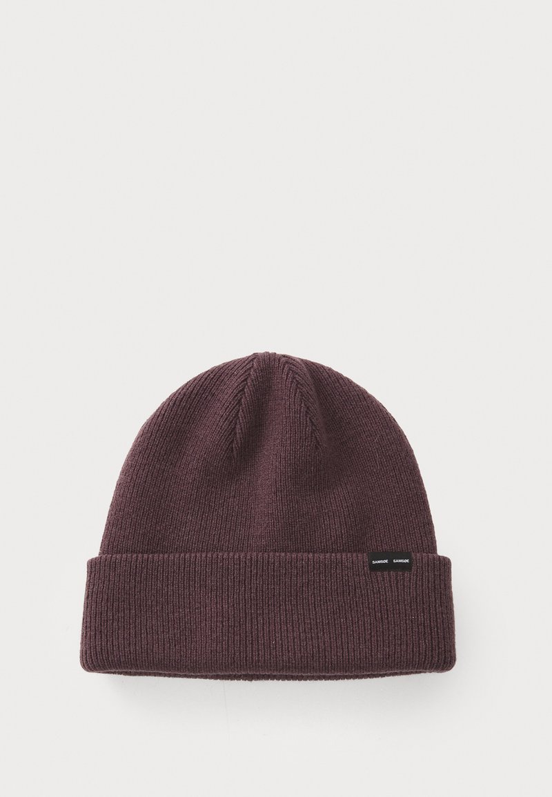 Gorro de punto burdeos con textura acanalada, que presenta un dobladillo y una pequeña etiqueta en el lateral. Material suave, diseño ajustado.
