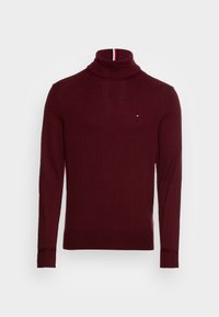 Burgunderröd polokrage tröja i stickad kvalitet, med en figurnära silhuett och en liten logotyp på vänster bröst samt randiga krageaccents.