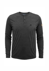 Camisa henley de manga larga en gris oscuro, hecha de una tela suave. Presenta tres botones en el cuello y un pequeño logotipo de oso en el pecho.