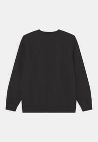 Sudadera negra de manga larga con cuello redondo, con puños y dobladillo acanalados, mostrada plana sobre un fondo claro.