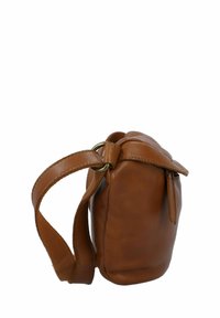 Borsa in pelle marrone con finitura testurizzata, forma arrotondata, zip superiore e una tracolla in tessuto a contrasto attaccata con accessori in metallo.