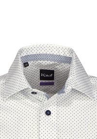 Camicia bianca con piccoli pois blu navy, colletto button-down e colletto interno a motivo. Presenta un'etichetta logo nera e un design a vestibilità regolare.