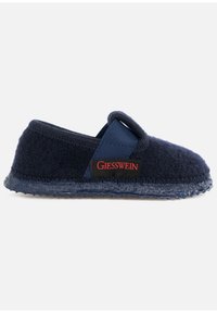 Marineblauwe vilten sloef met elastische band, rubberen zool en rood merklabel. Rond neusstuk, zachte textuur, ontworpen voor binnenshuis gebruik.